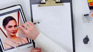 ציור דיוקן בעיפרון ליד אייפד עם תמונה להשראה מתאים לדפי צביעה לילדים שאוהבים יצירה ואמנות כלי ציור וסקיצה יצירה לילדים